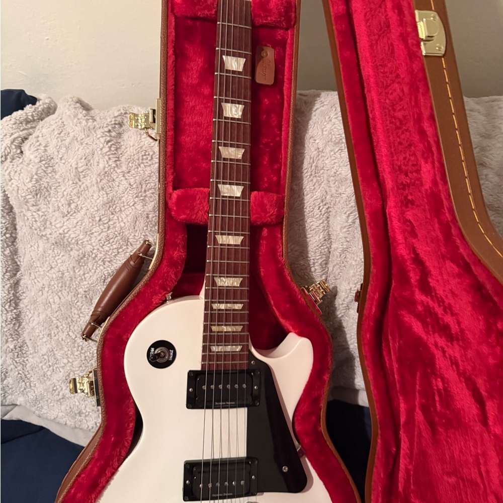 Gibson White Electric Guitar with Black Pickguard and Black Pickups